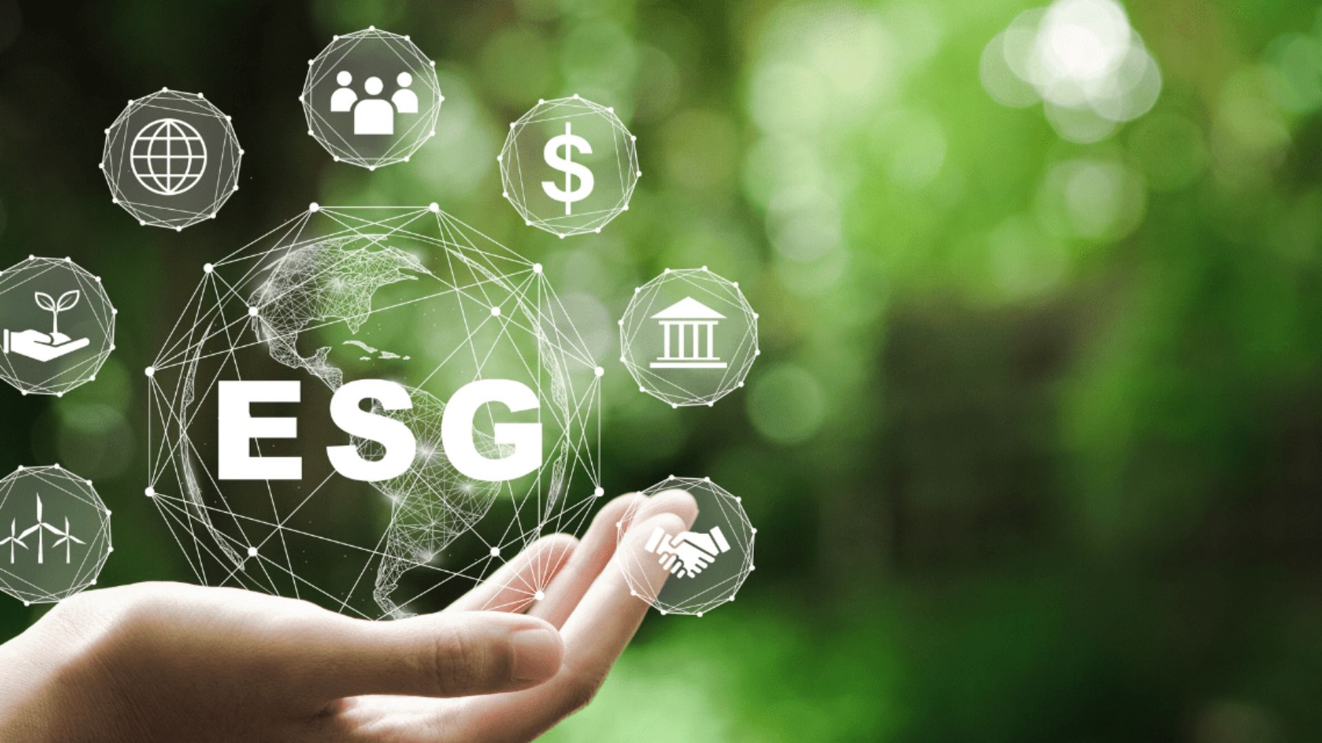 Mão segurando símbolo ESG representando sustentabilidade empresarial e responsabilidade ambiental