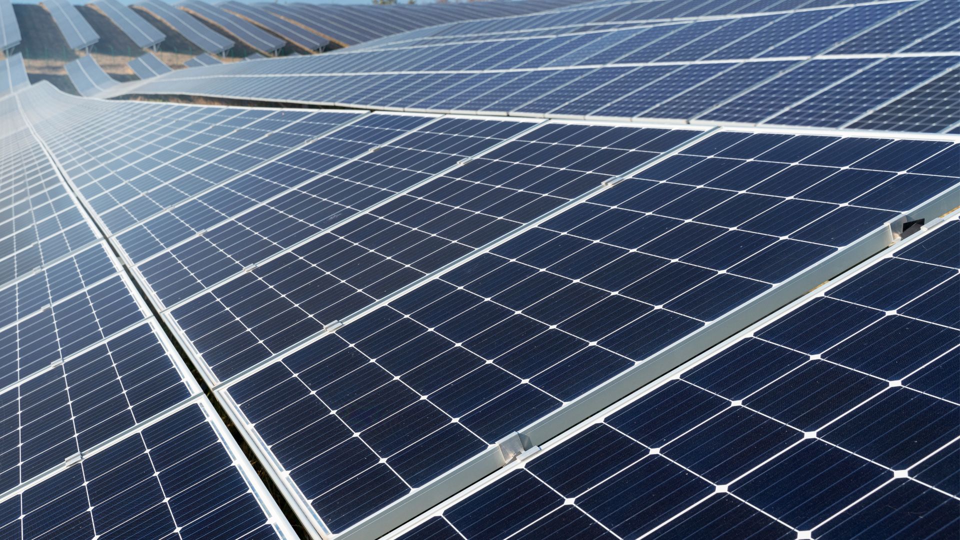 Painéis solares em operação representando a expansão da energia renovável e o impacto da abertura do mercado livre de energia no Brasil.