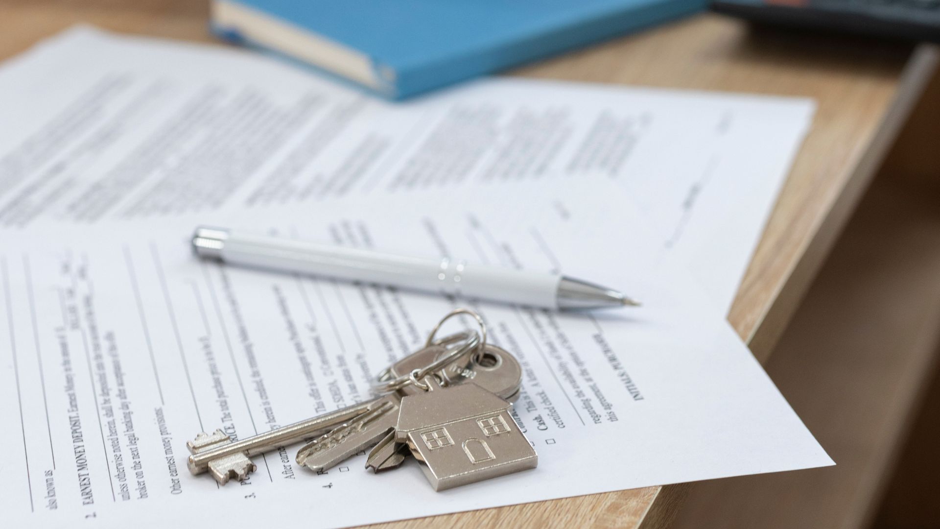 contrato de aluguel com chaves sobre a mes