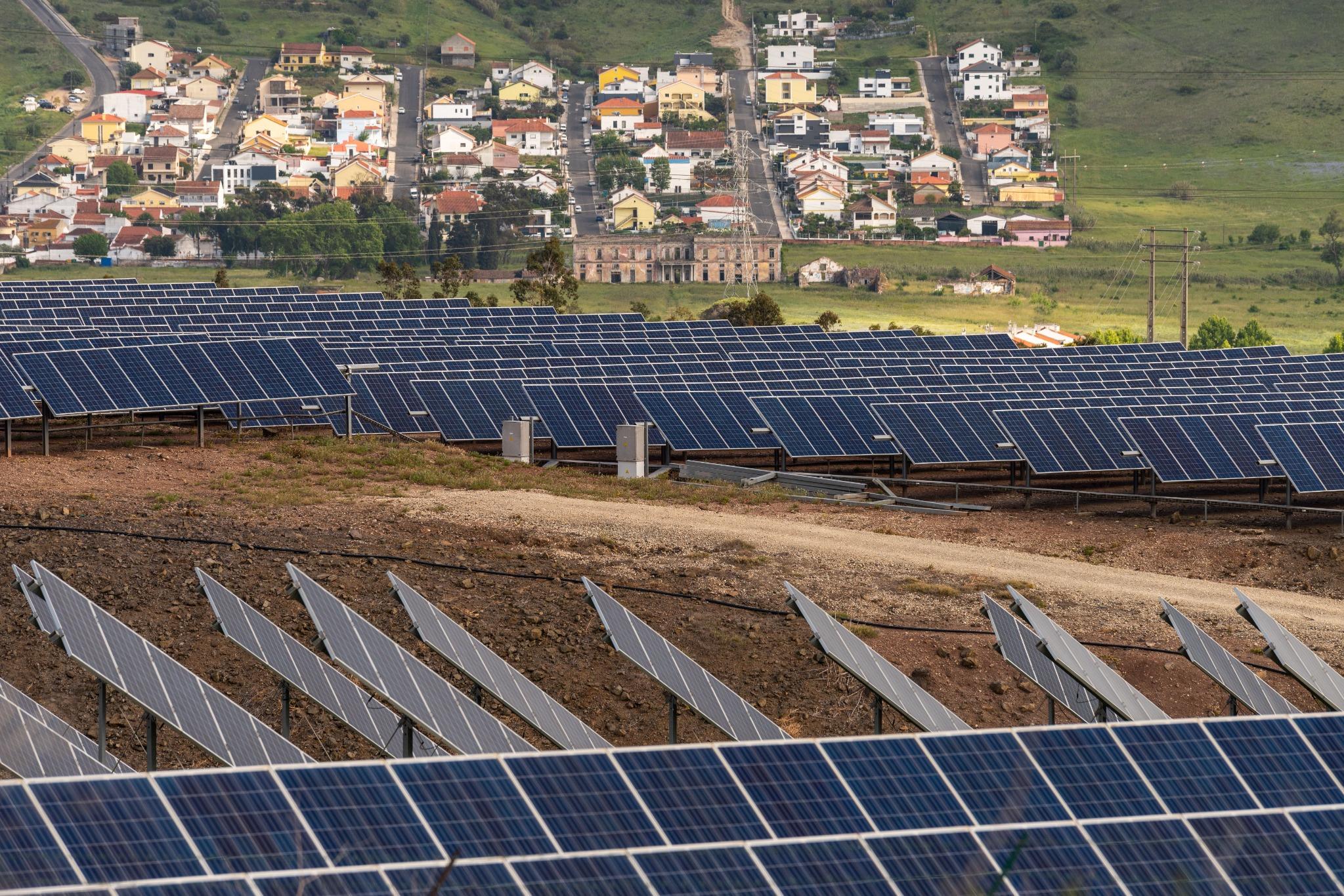 Área enorme com a instalação de tecnologia com painéis solares