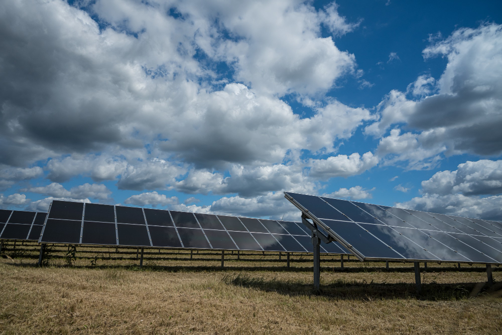 Energia solar rural: placas solares instaladas em uma fazenda.