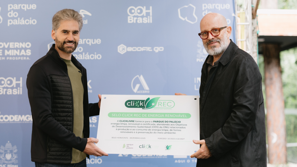 CEO da ClickLivre Energia, Felipe Nejm Carvalho, entrega o selo Click REC de energia renovável ao Parque do Palácio das Mangabeiras, em Belo Horizonte.