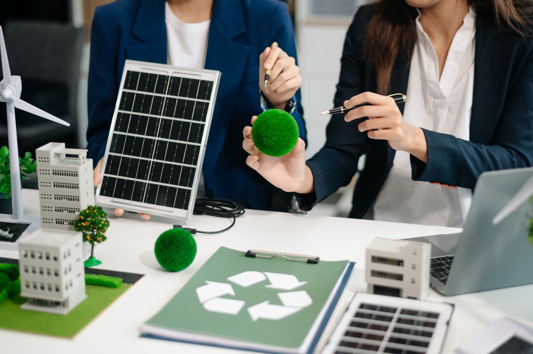 Comunicar resultados ESG no setor de energia vai além de publicar relatórios técnicos. Neste artigo, você entende como organizar indicadores ambientais, sociais e de governança, transformar dados complexos em informações acessíveis e escolher os melhores canais para engajar clientes com transparência.