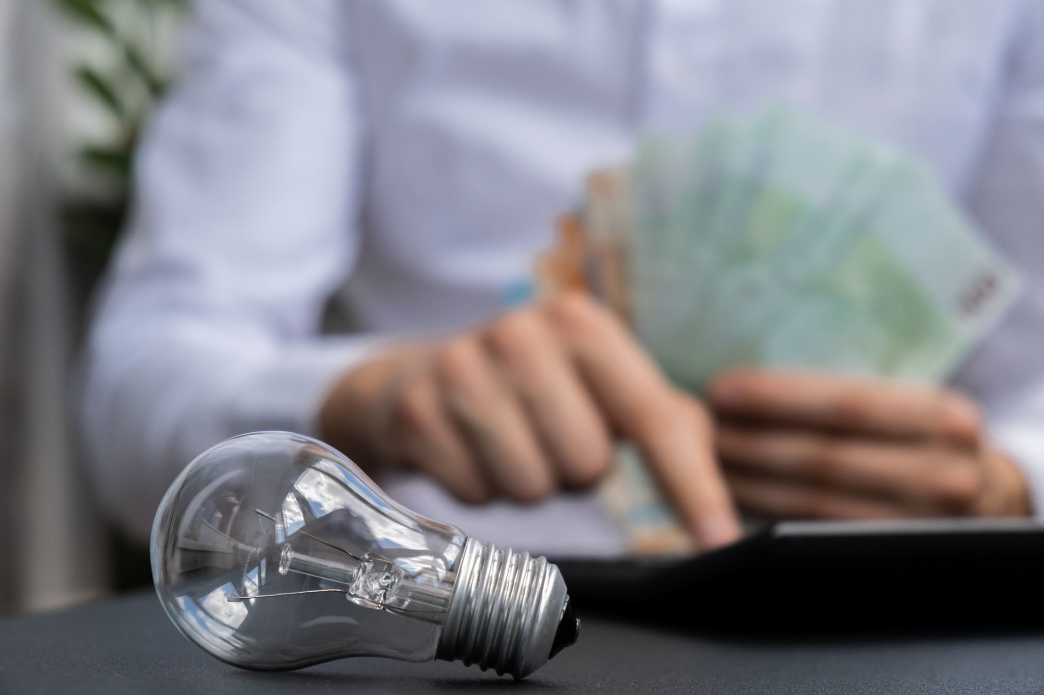 A assinatura solar vem ganhando espaço como alternativa prática para quem busca energia limpa sem investimento inicial ou obras. Neste artigo, você entende como o modelo funciona na área da Cemig e por que ele pode ser mais vantajoso do que instalar placas solares no imóvel.