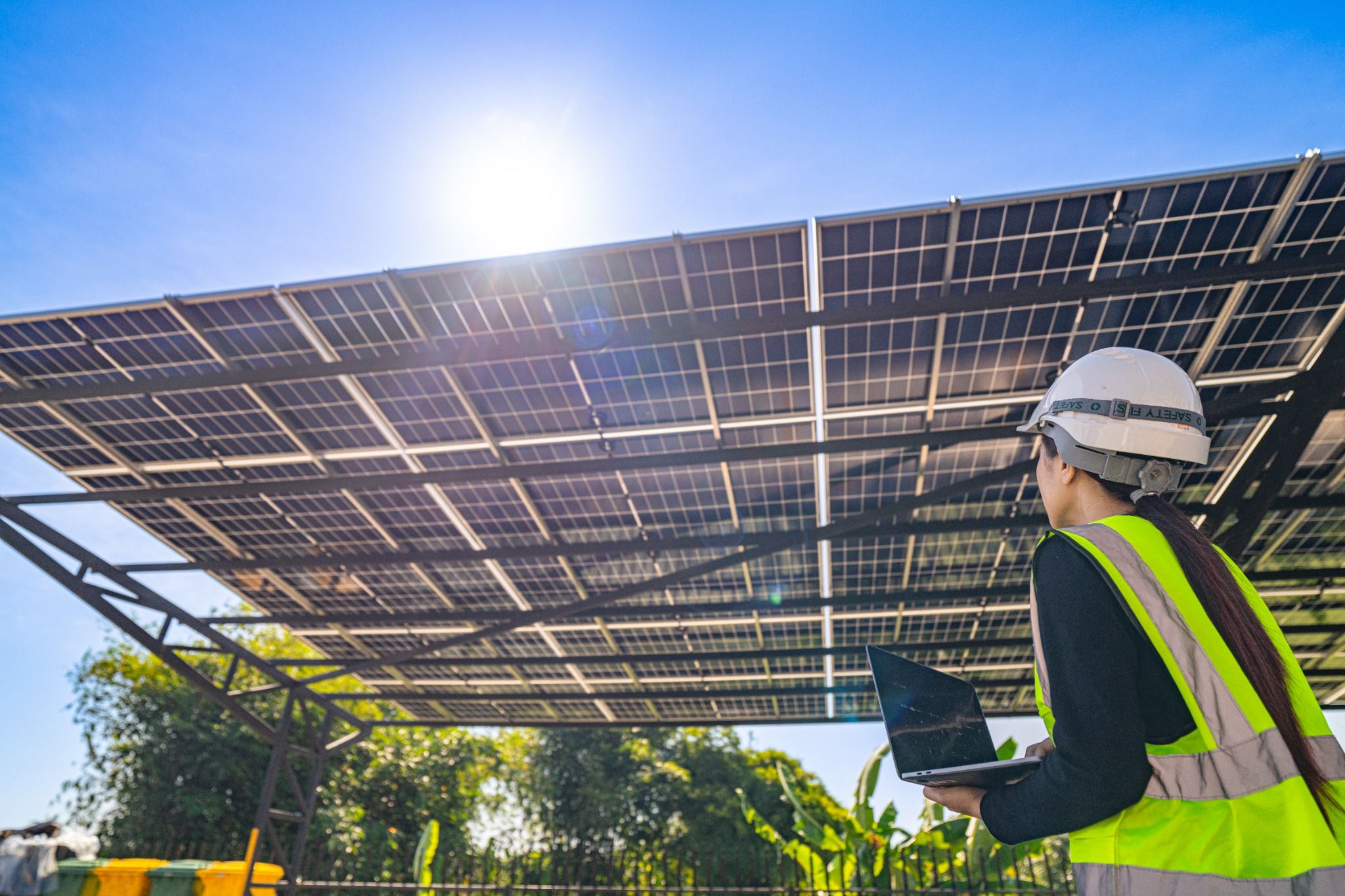 Os certificados de energia limpa são instrumentos que comprovam a origem renovável da eletricidade consumida. Neste artigo, você entende quais são os principais certificados utilizados no Brasil, como funciona o processo de emissão e rastreabilidade, quem pode obtê-los e por que eles são importantes para consumidores e empresas comprometidos com sustentabilidade e práticas ESG.