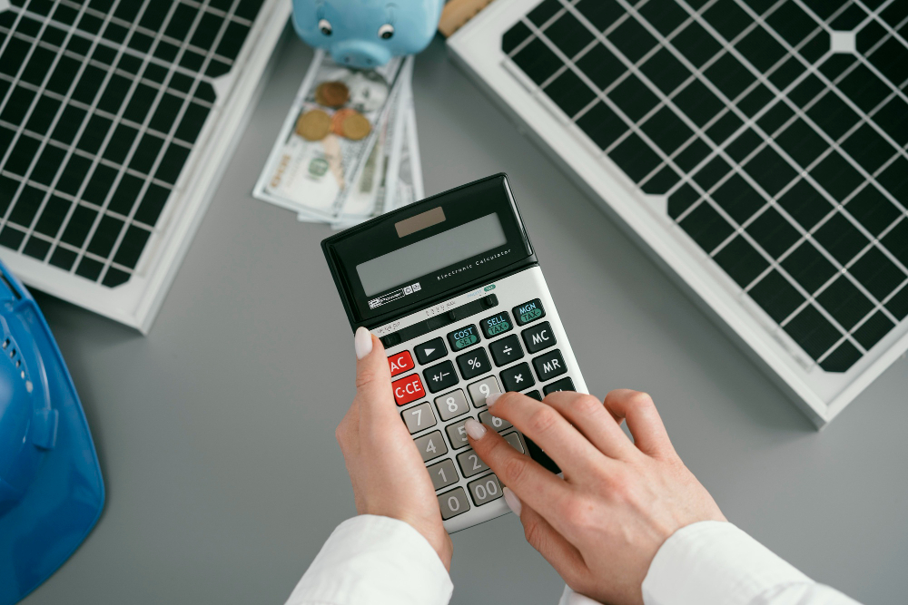 Créditos de energia solar: pessoa com calculadora na mão, simbolizando economia