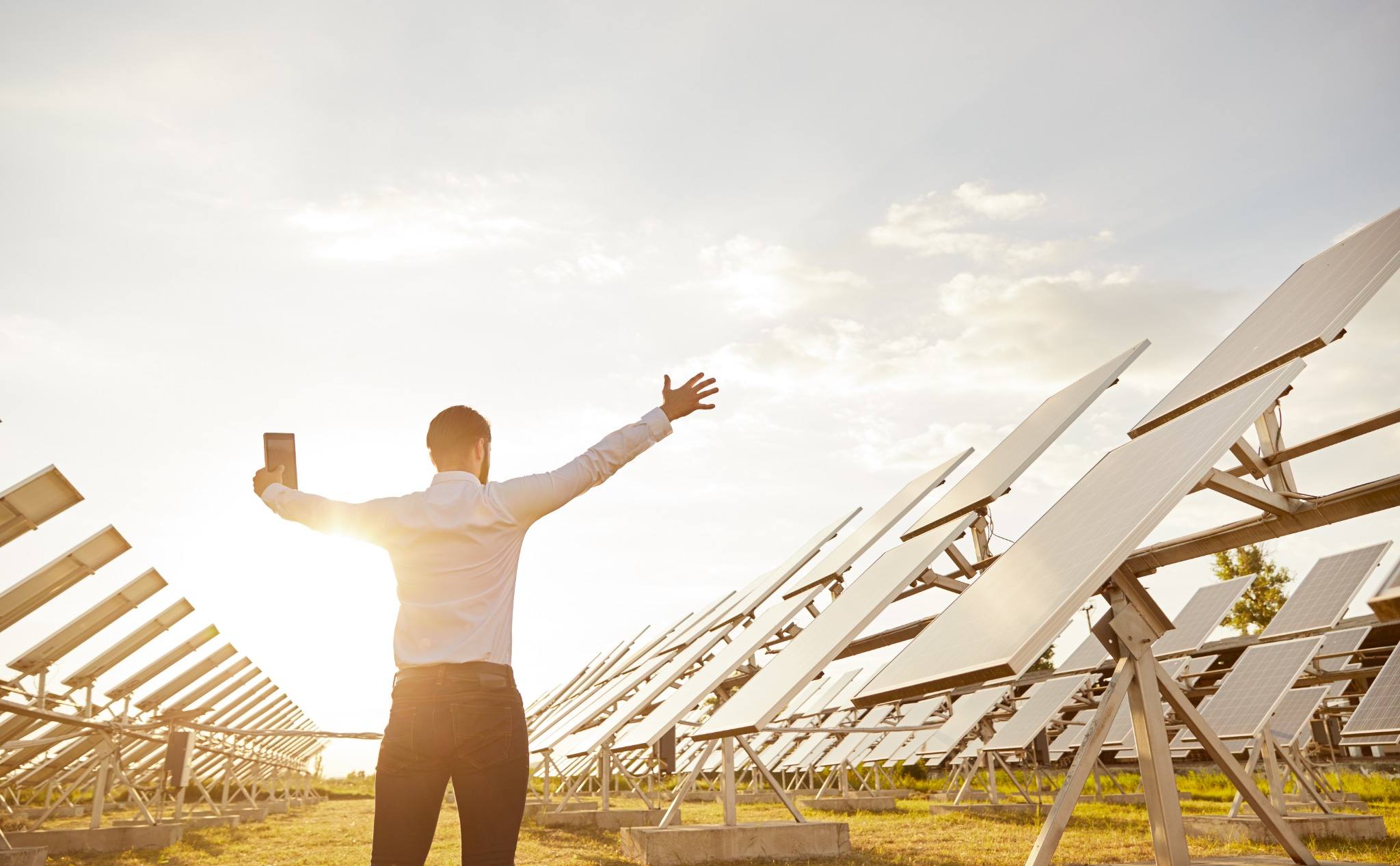 A Lei 15.269/2025 trouxe mudanças importantes para o setor elétrico e para consumidores interessados em energia limpa. Neste artigo, você confere o que a nova legislação altera na prática, como afeta residências, áreas rurais e empresas.