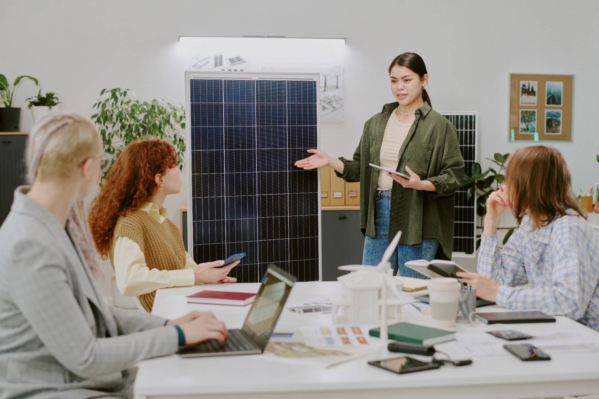 Comunicar a economia de energia de forma clara e confiável é essencial para engajar clientes, investidores e parceiros. Neste artigo, você aprende como usar créditos de energia, relatórios e métricas ambientais para gerar confiança e fortalecer o relacionamento com stakeholders.