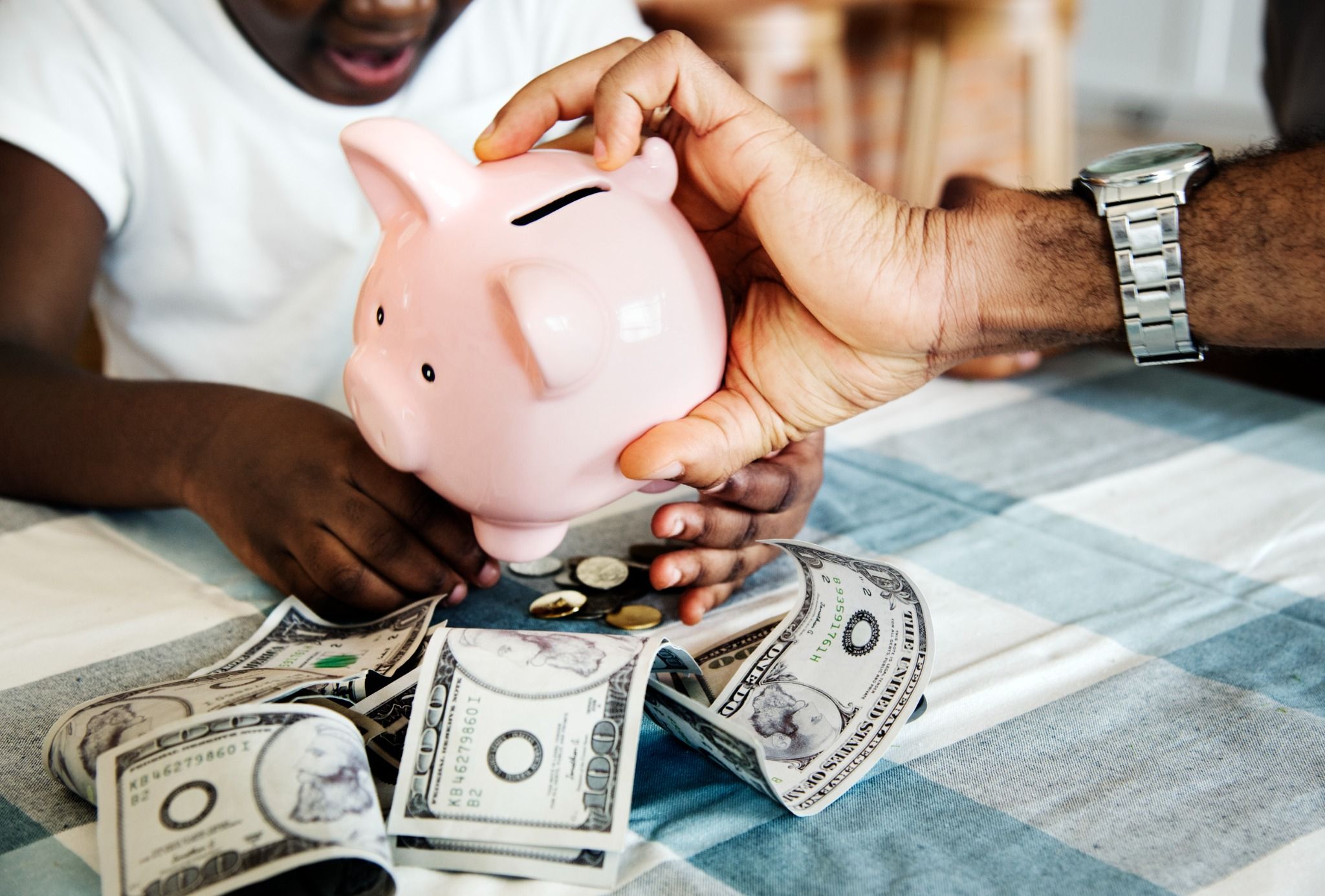 A Lei 15.269/2025 reforça a transparência na conta de energia elétrica, criando mecanismos para reduzir custos ocultos, esclarecer tarifas e proteger os direitos do consumidor diante de reajustes e encargos.