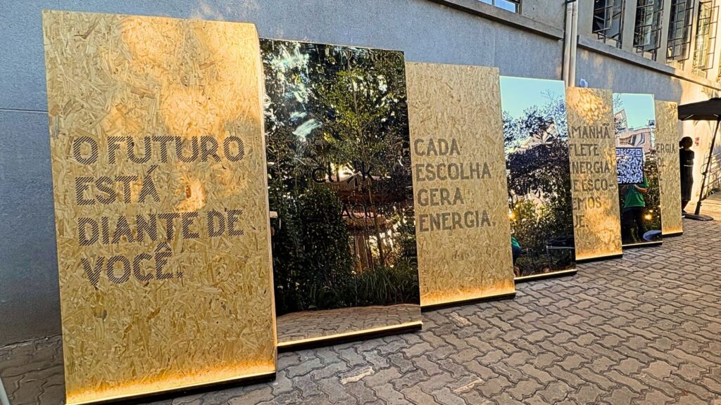 Ângulo do Futuro da ClickLivre na CASACOR Minas 2026, instalação inspirada no posicionamento de painéis solares e em escolhas sustentáveis.