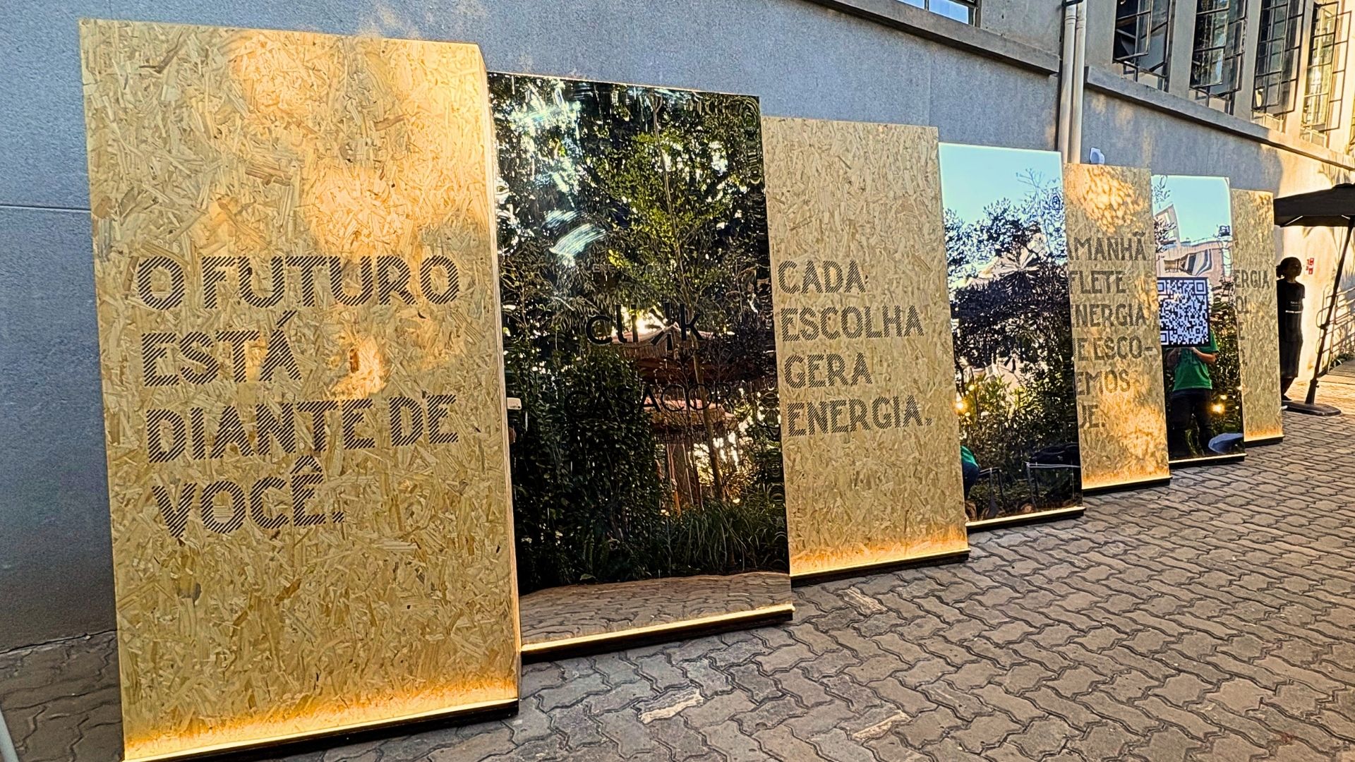 Ângulo do Futuro da ClickLivre na CASACOR Minas 2026, instalação inspirada no posicionamento de painéis solares e em escolhas sustentáveis.