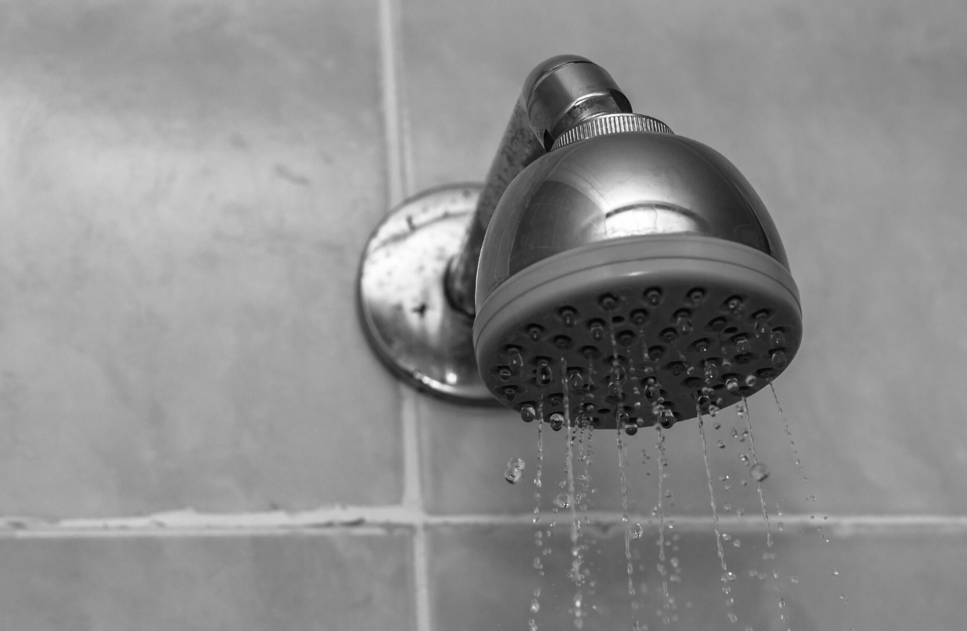 Chuveiro não esquenta: chuveiro elétrico despejando água gelada.