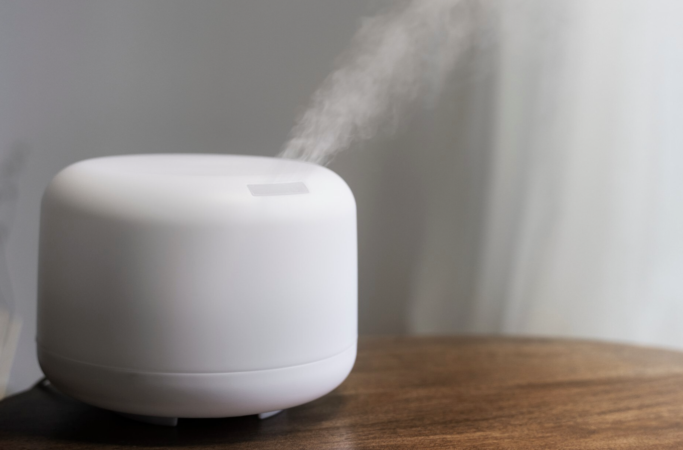 Umidificador de ar gasta energia: aparelho soltando vapor