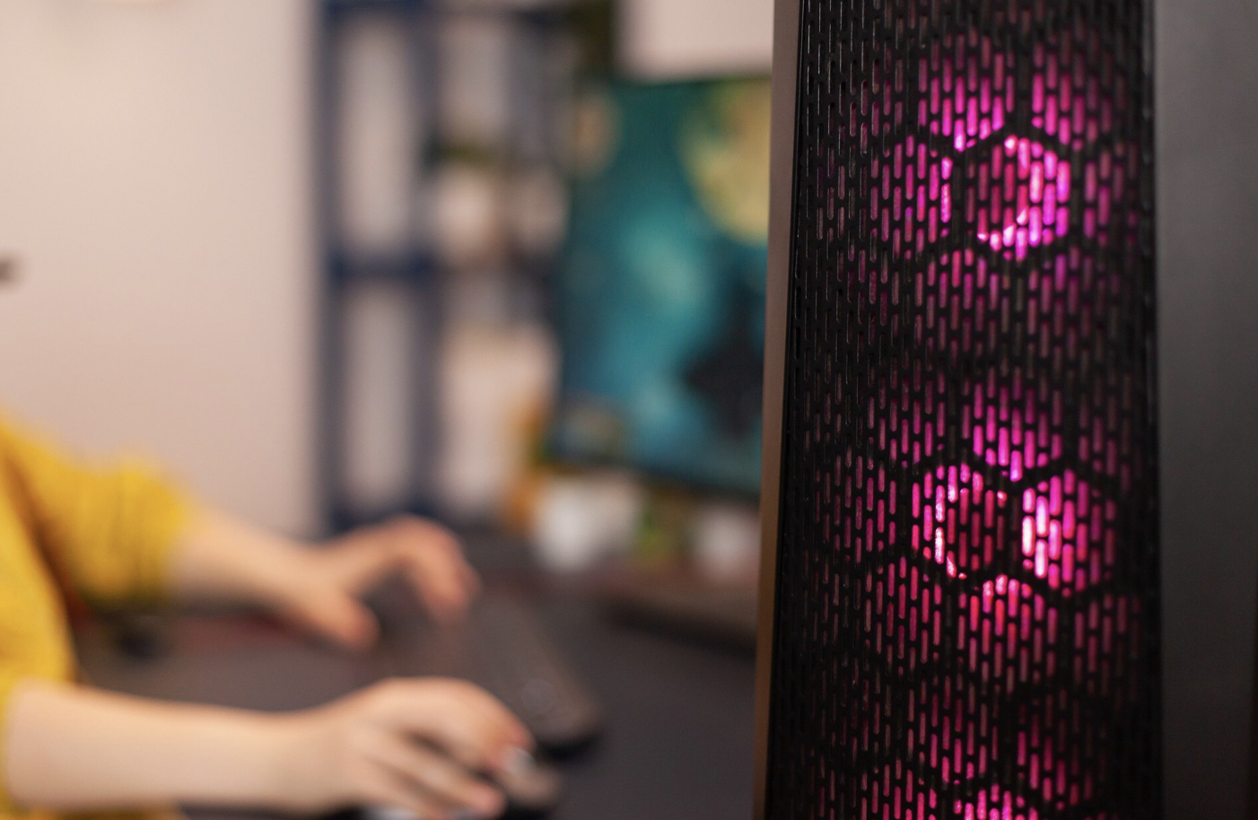 Quanto um PC gasta de energia por mês: pessoa utilizando computador de mesa em casa