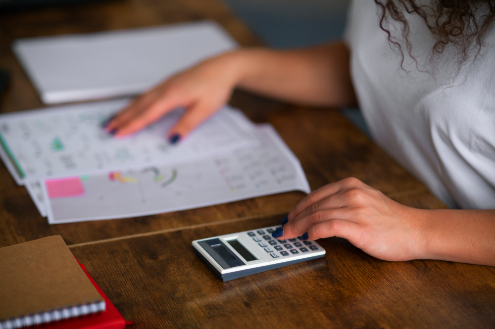 Quanto custa o kWh da Cemig: pessoa calculando o valor da conta de luz.